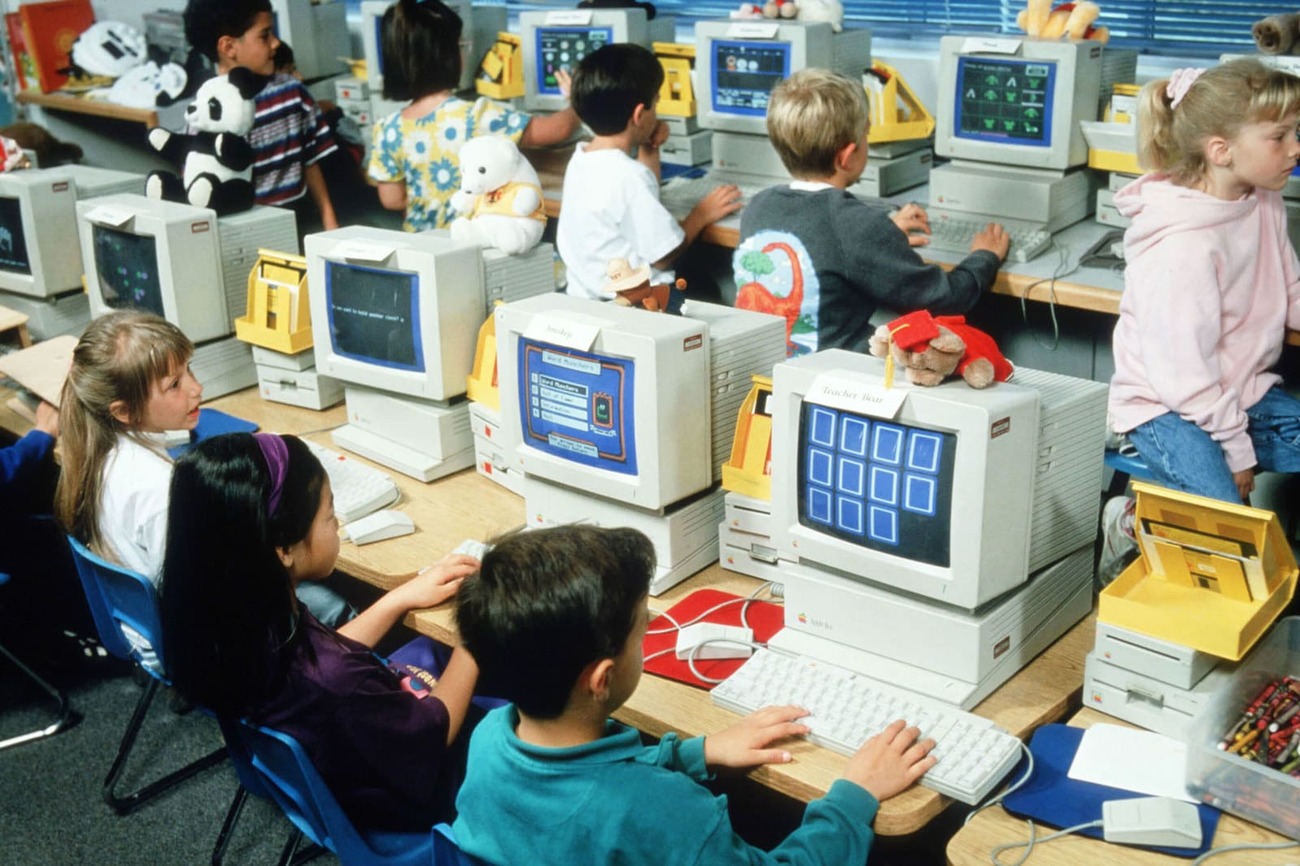 სკოლის მოსწავლეები Apple-ის კომპიუტერებთან, სან-ფრანცისკო, 1994.