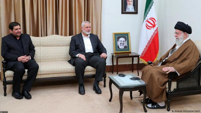 ირანის ვიცე-პრეზიდენტი მოჰამად მოხბერი, ისმაილ ჰანიე და აიათოლა ალი ხამენეი