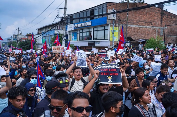 ათასობით ახალგაზრდა სოციალურ ქსელებზე დაწესებული აკრძალვის წინააღმდეგ საპროტესტო აქციას მართავს